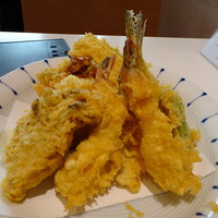 銀座 天一 博多店 - ＊天ぷらは「海老・２」「キス」「カボチャ」「しめじ」「ししとう」「かき揚げ」など。 衣は少し厚目ですが、揚げたてなのがいいですね。