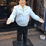 すしざんまい - 店舗入口に立つ社長