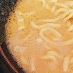 横浜家系ラーメン 力丸家 - クリーミーなスープ。