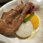 Kurogewagyuuyakiniku Ushikuro - 黒毛の炙り１０秒しゃぶトンを１口ご飯とともに