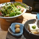 Torimitsukuni - 手前はお通し、奥はクレソンとベーコンのサラダ