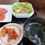 Kaiou - お肉の横手にはご飯と一緒にサラダとわかめスープ、キムチと言った焼肉の定番が並んでたので肉が焼けるまで先ずはサラダをいただいて見ました。
                        