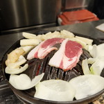 羊SUNRISE - お店の方が焼いてくれます