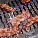 焼肉処いっとう - 厚切り上タン塩（焼肉中）