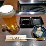焼肉処いっとう - 生ビール ＆ お通し（肉団子とダイコンの煮物）