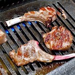 焼肉処いっとう - ラムチョップ（焼肉中）