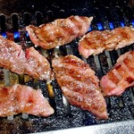 焼肉処いっとう - 中落カルビ（焼肉中）