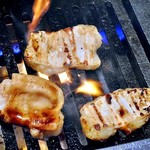 焼肉処いっとう - 小腸 ＆ シマ腸（焼肉中）