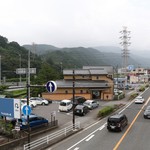 うなぎ亭 友栄 - 歩道橋からの店舗外観と第一駐車場