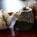 うなぎ亭 友栄 - テーブルにおかれた調味料など。うなぎの絵が入っているのがうなぎのタレ、中央が醤油、右が山椒