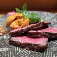 炭Kappo hirac - 黒毛和牛イチボ肉の雲丹のせ