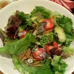 焼肉処 まるます家 - サラダ
      とっても美味しいので絶対頼みます！