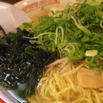 らーめん 紫龍 - 2017年11月　ネギとワカメたっぷり
