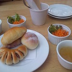 庭カフェ - 2011/05 自家製パン ２人分と人参サラダ、玉葱スープ