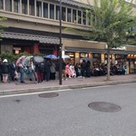 梅丘寿司の美登利総本店 - 土曜日の12:00頃の行列。平日の夜のみ4人以上なら予約が取れると電話で言ってた。