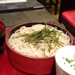 Hanagen - ＊お蕎麦は「温・冷」を選べますので「ざるそば」を。 こちらの蕎麦は他店に比べ「白い」のが特徴だそう。 食感も滑らかですし、鰹だしの効いた「ツユ」も好み。