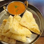 Indo Neparu Ryourin Yu Annapuruna - はちみつナン 日替わりカレーはカボチャと小エビ、貝。