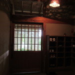 せきざわ - 靴を脱いでひたすら待つ