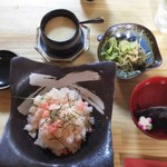 海さくら - 茶碗蒸し、サラダ、お吸い物、御飯をシャリ（酢メシ）に替えてもらったら、こんな感じ。