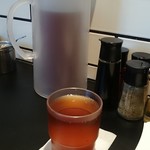 横浜らーめん 源泉 - ドリンク写真:烏龍茶が自由にのめるのがうれしい