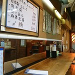 居酒屋 蔵 - 入口入ってすぐ右のカウンター席より入口方面