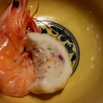 Kyou Sushi - 海老の下に隠れてた魚のすり身を蒸したものかな？
                      写真はひとくち食べちゃいました。