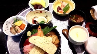 Kyou Sushi - ちらし御膳　メインのちらし寿司の他に小鉢３皿、茶碗蒸し、赤出汁、デザートのフルーツ。