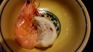 Kyou Sushi - 海老の下に隠れてた魚のすり身を蒸したものかな？
                        写真はひとくち食べちゃいました。