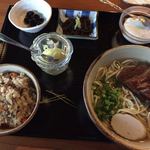 しむじょう - セットメニュー（三枚肉そば（中）、日替わり小鉢2品、季節のジューシー、手作りじーまみー豆腐）