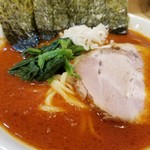 横浜ラーメン 北村家 - キラキラ鶏油も赤く染まってます♪