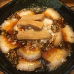 Menya Kotobuki - 竹岡風　肉そば　ダブル　（９００円　＋　追加チャーシュー　２５０円）　追加ネギ（＋１００円　長ネギもありますが，玉ねぎで）　(2017/11)