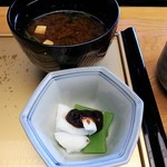 Sushidokoro Hasegawa - お昼は小鉢,味噌汁付きます