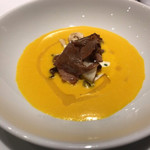 レフェルヴェソンス - 牛タンと木の子たちの南瓜スープ、発酵乳とはしばみオイル