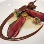 レフェルヴェソンス - 鳩を稲藁で炙って、その内臓のソース、生姜のきいた北寄貝、賀茂茄子、紫蘇の花