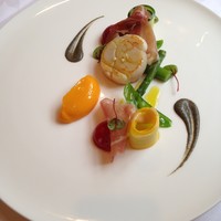 シェ・コーベ - 帆立貝のポワレと野菜のサラダ 卵黄のピューレを添えて
