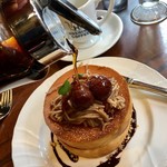 星乃珈琲店 - 栗のスフレパンケーキにメープルシロップをかける図