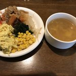 レストラン キャロッツ - サラダバー色々と 本日のスープ は  えのきとその他の野菜の 卵とじ 。