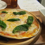 Ｇatti - トマトとモッツァレラチーズとバジルのピザ
