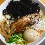 MAMEYA - 2017年11月17日現在の海苔玉えび
            やはり旨い。店主が仕込む手打ち麺は、友人の食べてた「夜味噌」に比べやや細く、汁によく絡む。（メニューは店主の研究熱心さゆえ定住することが少なく、常に変動式なのだ