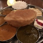 南インド料理ダクシン - カレーパンのような揚げたてプーリー