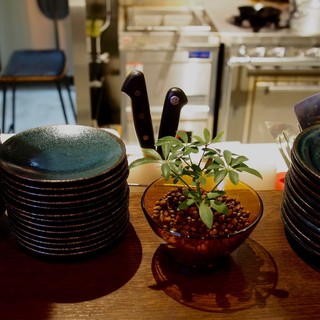 A cozy space with carefully selected tableware that matches the atmosphere of the shop♪