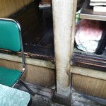 こだまや食堂 - 店の真ん中にある年季の入った柱