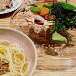 やまぐち - 勢子蟹、ハーブのサラダ・地鶏と昆布で出汁をとった三輪そうめんの手延べパスタ　蟹怒ってる?