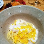 やまぐち - 何に見えます?ふぐの白子、菊の花、トマトの透明なソースのパスタ