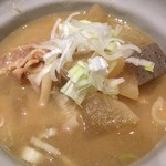 まるかみ水産 - 豚汁　もちろん七味かけて