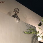 世沙弥 - 壁の上から見下ろしているアート作品