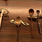 世沙弥 - テーブルセットは4人が皆違うレトロなもの