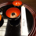 つる幸 - 赤飯キャビア乗せに県木ヒバのお箸が付いて来ました