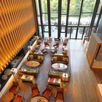 FOUR SEASONS HOTEL KYOTO - 天井高～いｶﾌｪであり、ﾚｽﾄﾗﾝのブラッスリー。