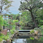 FOUR SEASONS HOTEL KYOTO - テラスから臨む日本庭園と立派な池。